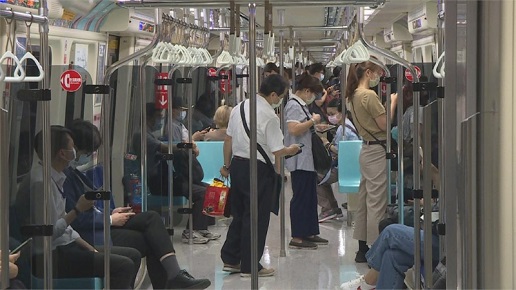 搭捷運沒握扶手站不穩 醫：骨骼肌肉衰退警訊（圖 / 翻攝自民視新聞網網站）